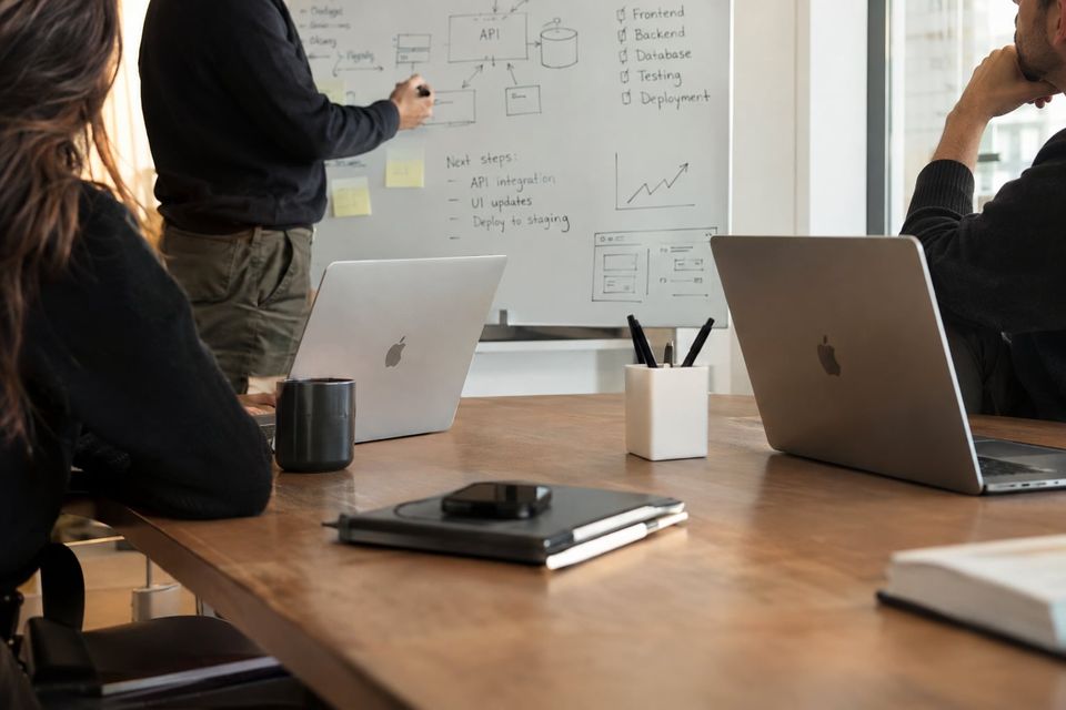 Il team di 4TownLab durante una sessione di lavoro